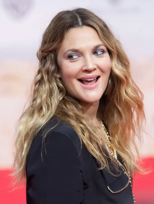 Drew Barrymore menikah pertama kalinya pada usia 19 tahun. Hubungannya dengan Jamie Walters runtuh juga dan pada tahun 1994, Barrymore menikah dengan pemilik bar Jeremy Thomas dan bercerai setelah beberapa bulan. (Bintang/EPA) Sumber: therichest.com