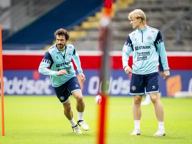 Gelandang Denmark Thomas Delaney (kiri) dan penyerang Denmark Kasper Dolberg mengambil bagian dalam sesi latihan dalam persiapan UEFA Euro 2024 di Stadion Brondby di Brondby, Kamis (30//5/2024). (Ida Marie Odgaard / Ritzau Scanpix / AFP)