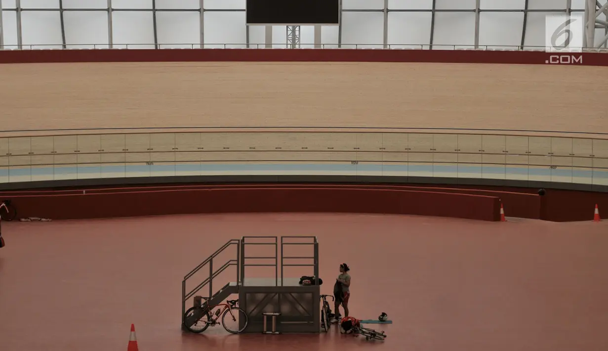 Sejumlah atlet bersiap latihan di Jakarta International Velodrome, Rawamangun, Jakarta, Senin (9/7). (Merdeka.com/Iqbal S. Nugroho)