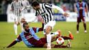 Carlos Tevez berjuang mempertahankan bola dari Jose Bosingwa pada putaran leg pertama 32 besar Liga Eropa antara Juventus vs Trabzonspor di stadion Juventus, Turin pada 21 Februari 2014 (AFP/Marco Bertorello).