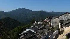 Foto dari udara yang diabadikan pada 4 November 2020 ini menunjukkan pemandangan Desa Mulihong di wilayah Xiuning, Provinsi Anhui, China timur. Desa Mulihong dibangun lebih dari 400 tahun yang lalu pada akhir Dinasti Ming. (Xinhua/Huang Bohan)