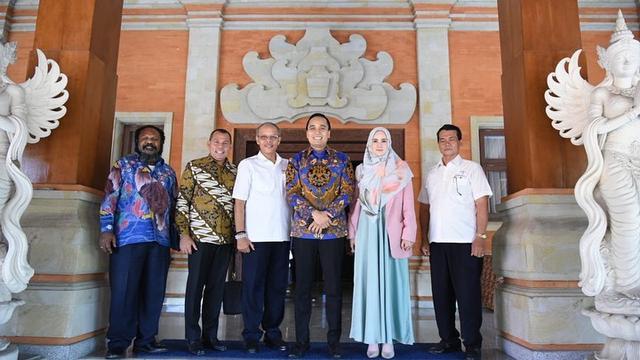 7 Gaya Mulan Jameela Jalani Hari Jadi Anggota DPR, Selalu Jadi Sorotan