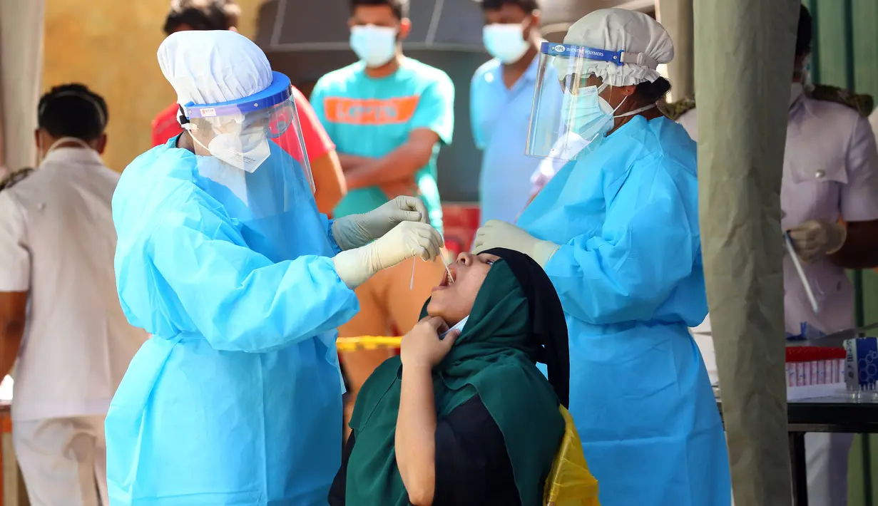 Petugas mengambil sampel usap (swab) dari warga untuk Tes Cepat Antigen COVID-19 di Wellawatta, Kolombo, pada 8 Desember 2020. Jumlah pasien positif COVID-19 di Sri Lanka telah melampaui angka 28.000 pada Selasa (8/12) usai lebih dari 600 pasien terdeteksi pada hari sebelumnya. (Xinhua/Ajith Perera)