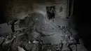 Seorang pria memeriksa kondisi apartemennya di lokasi bangunan yang hancur akibat serangan udara Israel di kota pelabuhan Tyre, Lebanon selatan, Kamis, 26 Maret 2026. Eskalasi serangan militer Israel ke Lebanon terus meningkat dalam beberapa hari terakhir. (AP Photo/Hussein Malla)