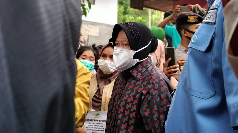 Menteri Sosial, Tri Rismaharini kunjungi lokasi bencana longsor Padang Pariaman, Sabtu (2/10/2021).