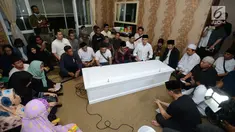Jenazah gitaris grup band Seventeen Herman Sikumbang tiba di rumah duka di Pancoran, Jakarta Selatan, Senin (24/12). Herman menjadi korban tsunami Anyer. (Kapanlagi.com/Bayu Herdianto)