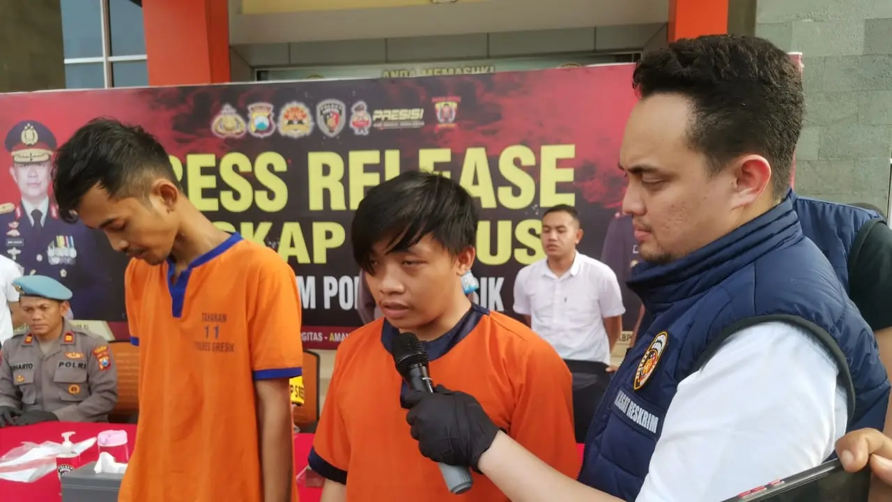 Dua pelaku pembunuhan diamankan di Mapolres Gresik. (Dian Kurniawan/Liputan6.com)