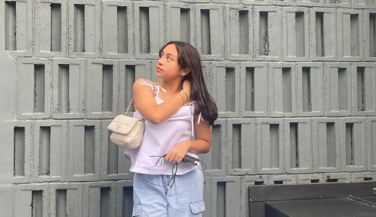 Ia juga memiliki rambut panjang yang biasa dibiarkannya tergerai. [Foto: Instagram/khiranitrihatmodjo]