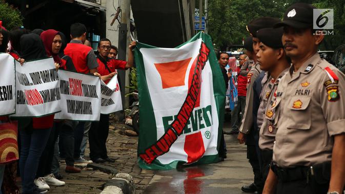 Polisi berjaga saat demo karyawan Eks 7-Eleven di depan Kantor Pengusaha Sungkono Honoris, Jakarta, Rabu (9/1). Mereka menuntut pembayaran uang pesangon yang sampai saat ini belum mereka terima semenjak 7-Eleven tutup. (Liputan6.com/Johan Tallo)