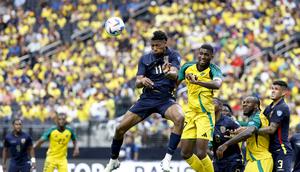 Penyerang Ekuador Kevin Rodr&iacute;guez menyundul bola dari bek Jamaika Damion Lowe selama pertandingan sepak bola grup B turnamen Conmebol 2024 Copa America antara Ekuador dan Jamaika di Allegiant Stadium di Las Vegas, Nevada, pada 26 Juni 2024.Chris CODUTO / AFP