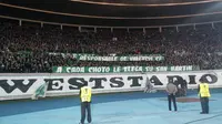 Satu di antara spanduk yang membentang di tribun Stadion Ernst Happel, Wina, Austria, Jumat (26/2/2016) dini hari WIB, saat laga Rapid Vienna kontra Valencia, pada Leg 2 Babak 32 Besar Liga Europa 2015-2016. (Bola.com/Reza Khomaini)  