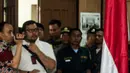 Basuki Tjahaja Purnama (Ahok) melihat ke arah pengunjung sesaat sebelum sidang lanjutan kasus dugaan penistaan agama di PN Jakarta Utara, Selasa (20/12). Agenda sidang adalah tanggapan dari JPU atas nota keberatan Ahok. (Liputan6.com/Pool/Agung Rajasa)