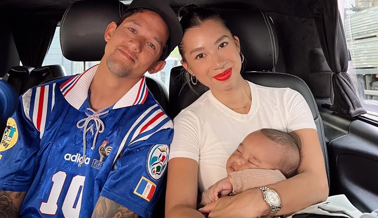 Bisa kembali berlibur bersama keluarga kecilnya menjadi sebuah kesempatan yang membahagiakan bagi Jennifer Bachdim. Ibu tiga anak ini pun membagikan momen saat berada di Paris bersama suami dan anak-anaknya. (Liputan6.com/IG/@jenniferbachdim)