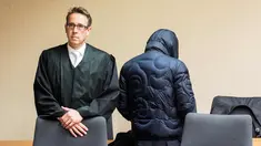 Mantan agen rahasia Werner Mauss (kanan) berdiri bersama pengacaranya Daniel Fischer saat menjalani persidangan di pengadilan Bochum, Jerman barat, (5/10). Werner Mauss dihukum dua tahun penjara karena pengelapan pajak. (AFP Photo/Marcel Kusch)