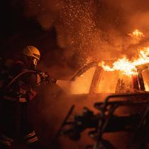 Ilustrasi mobil terbakar. (Photo by Dominik Sostmann on Unsplash)