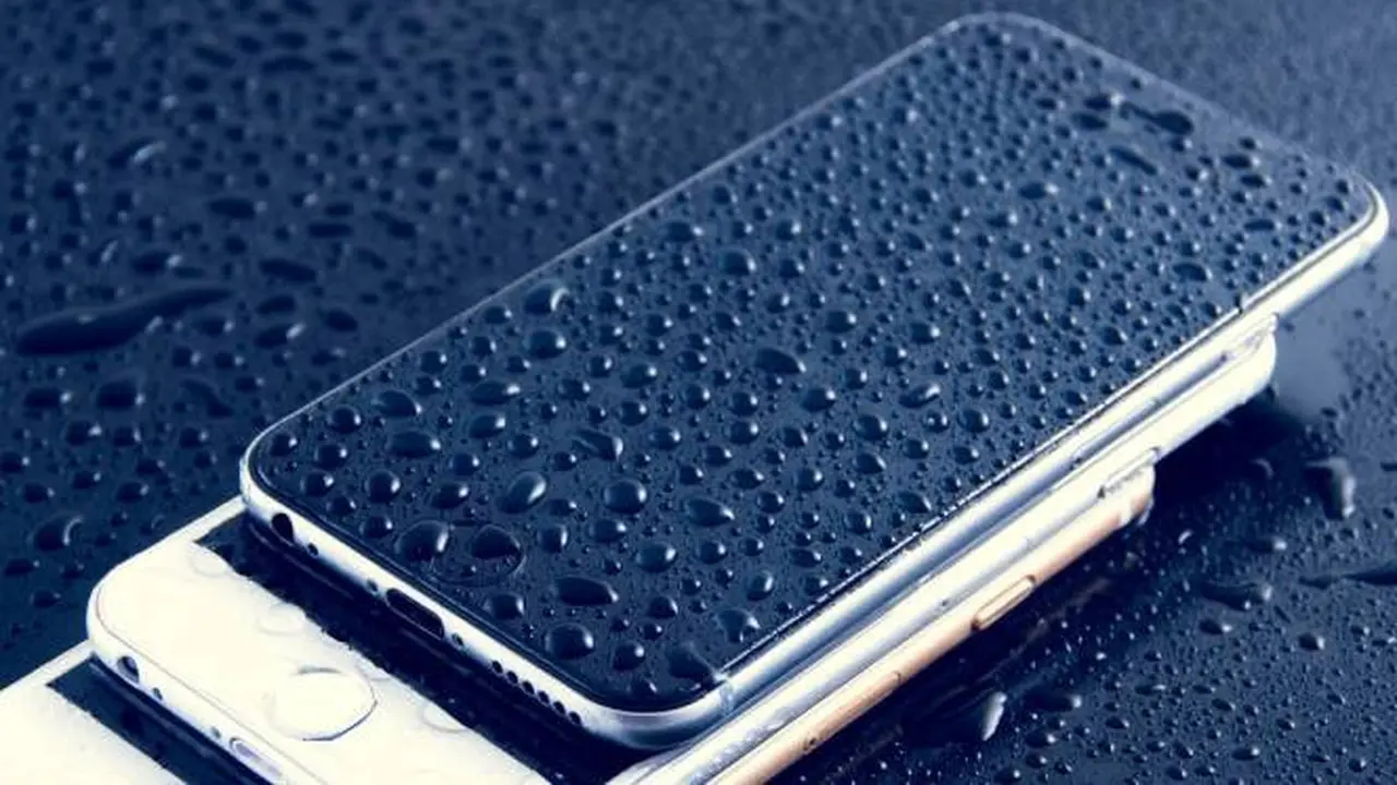 Ilustrasi smartphone basah karena hujan