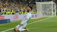 Gelandang Real Madrid, Isco, merayakan gol yang dicetaknya ke gawang Espanyol pada laga La Liga Spanyol di Stadion Santiago Bernabeu, Madrid, Minggu (1/10/2017). Madrid menang 2-0 atas Espanyol. (AP/Paul White)
