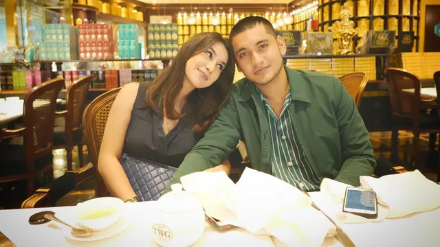 [Bintang] 8 Selebriti Indonesia yang Punya Kekasih Cewek Blesteran