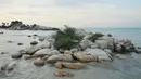 Gugusan batuan yang berjajar rapi dan terlihat apik di Pantai Parai Tenggiri tersebut dinamakan Rock Island. Suasana di Rock Island ini sangat romantis, terutama ketika malam hari. (Liputan6.com/Gempur M Surya)