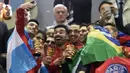 Pemain PSG melakukan selfie di podium juara