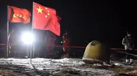 Kapsul pembawa pulang wahana antariksa Chang'e-5 mendarat di Siziwang, China, 17 Desember 2020. Chang'e-5 membawa sampel Bulan pertama yang diambil oleh China sekaligus sampel Bulan terbaru di dunia selama lebih dari 40 tahun. (Xinhua/Ren Junchuan)
