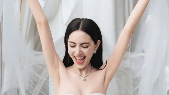Davika Hoorne dengan rambut terurai panjang. [@davikah]