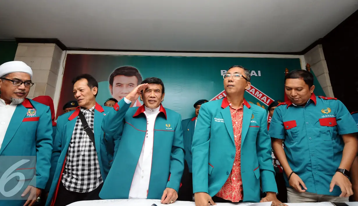 Ketua Umum Partai Idaman, Rhoma Irama (tengah) memberi hormat usai memberi keterangan terkait hasil verifikasi Kemenkumham di Jakarta, Minggu (9/10). Partai Idaman menerima keputusan tidak lolos verifikasi Kemenkumham. (Liputan6.com/Helmi Fithriansyah)