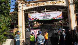 Akibat peristiwa ini, 54 siswa dikabarkan mengalami luka-luka. Tampak dalam foto, petugas kepolisian dan personel militer berjaga di gerbang SMAN 72 Jakarta pada Jumat 7 November 2025. (AP Photo/Dita Alangkara)