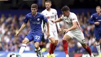 Gelandang Chelsea, Christian Pulisic, berusaha melewati bek Sheffield United, John Egan, pada laga Premier League di Stadion Stamford Bridge, London, Sabtu (31/8). Kedua klub bermain imbang 2-2. (AP/John Walton)