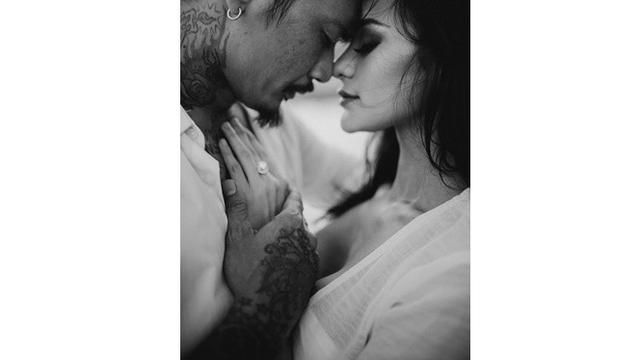 7 Potret Prewedding Jerinx Sid Dan Nora Alexandra Mesra Di Pantai Hot Liputan6 Com