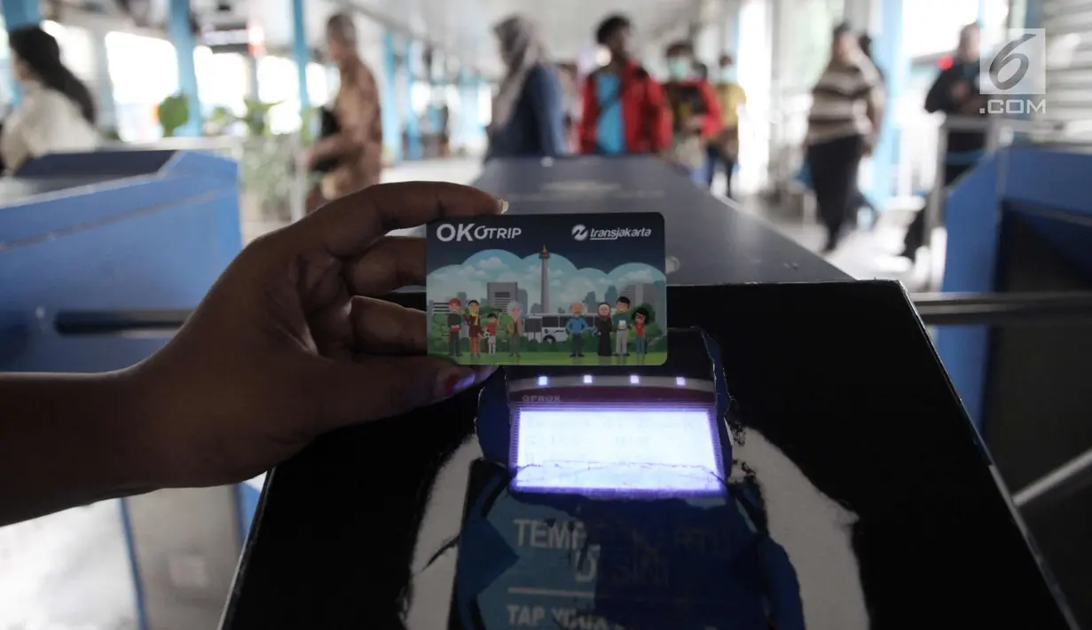 Penumpang menempelkan kartu OK OTrip di Terminal Kampung Melayu, Jakarta, Rabu (17/1). Pemprov DKI Jakarta mulai menguji coba program OK OTrip dengan rute dari Kampung Melayu - Duren Sawit dan Semper - Rorotan. (Liputan6.com/Arya Manggala)