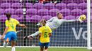 Penjaga gawang wanita Brasil, Barbara melakukan penyelamatan saat melawan Amerika Serikat dalam ajang SheBelieves Cup. (Foto: AFP/Getty Images/Alex Menendez)
