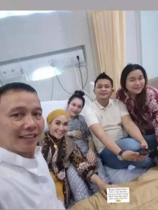 Berada di rumah sakit, Ayu Ting Ting ditemani ayah Rojak, ibunda, adik serta iparnya. (Foto: Instagram/@mom_ayting92_)