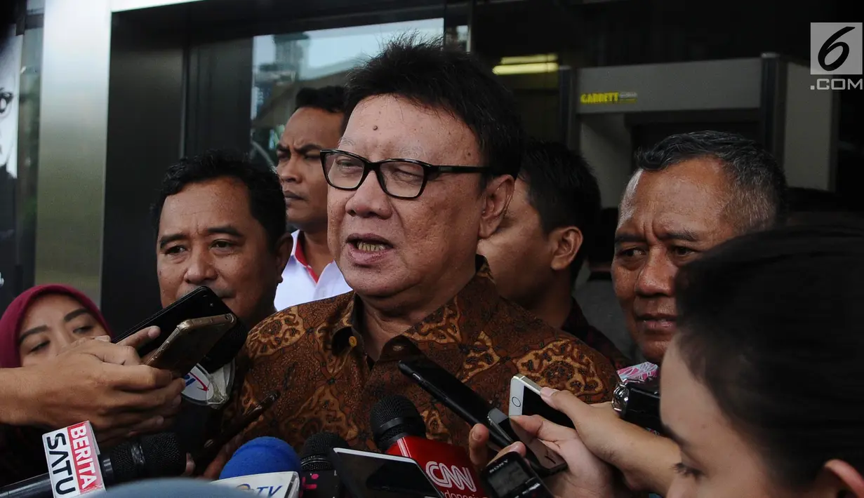 Menteri Dalam Negeri Tjahjo Kumolo memberikan keterangan seusai memenuhi panggilan penyidik KPK di Jakarta, Jumat (25/1). Tjahjo Kumolo menjalani pemeriksaan sebagai saksi dalam kasus dugaan suap izin Meikarta. (Liputan6.com/Herman Zakharia)