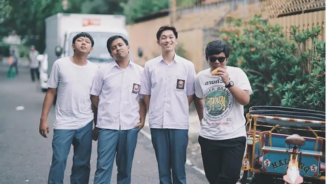 Syuting Yowis Ben Series, Ini 6 Gaya Joshua Suherman saat Kembali Kenakan Seragam SMA
