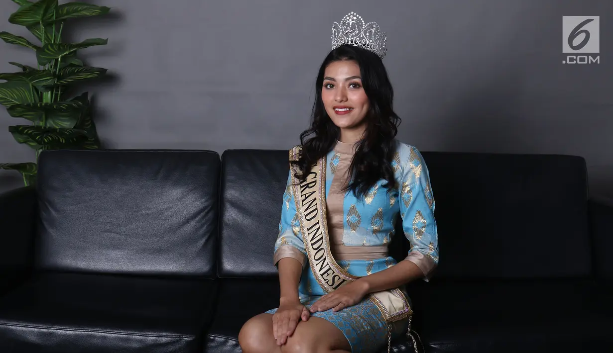 Miss Grand Indonesia 2019 Sarlin Jones berpose di Kantor KLY, Jakarta, Selasa (3/9/2019). Sarlin Jones merupakan finalis Miss Grand Indonesia 2019 asal Nusa Tenggara Timur (NTT). (Liputan6.com/Herman Zakharia)