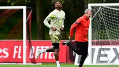 Penyerang AC Milan, Rafael Leao (tengah) melakukan pemanasan selama sesi latihan tim di  Pusat Olahraga Milanello di Carnago, barat laut Milan pada 9 Mei 2023. (AFP/Marco Bertorello)