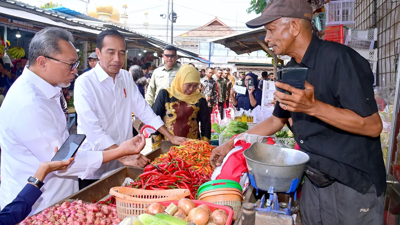 Presiden Jokowi mengunjungi Pasar Rogojampi, Kabupaten Banyuwangi, Provinsi Jawa Timur, Rabu (27/12/2023).