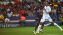 Penyerang PSG, Timothy Weah menendang bola ke arah gawang Caen yang dijaga Brice Samba pada pertandingan Ligue 1 di Parc des Princes, Paris (12/8). Timothy Weah mengikuti jejak sang ayah yang juga pernah memperkuat PSG. (AFP Photo/Christophe Archambault)