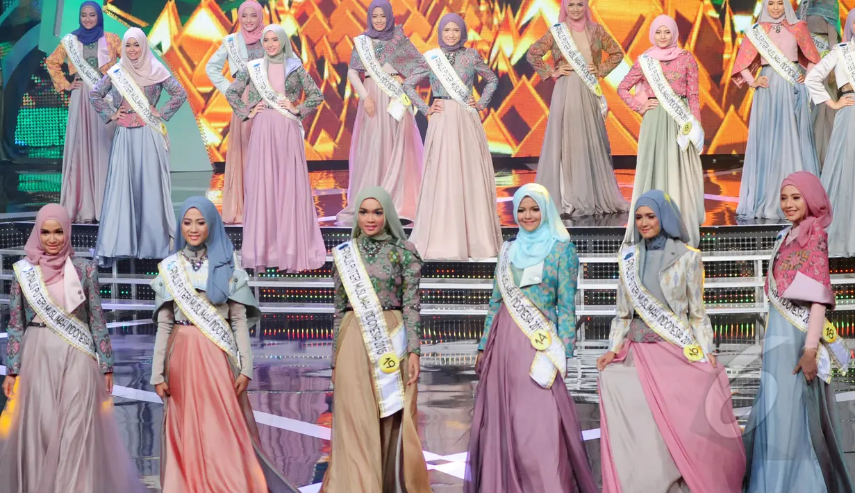 Sejumlah finalis saat malam puncak penganugrahan Puteri Muslimah Indonesia 2015 yang diselenggarakan di Studio 6 Emtek City, Daan Mogot, Jakarta, Rabu (13/5) malam. (Liputan6.com/Faisal R Syam)
