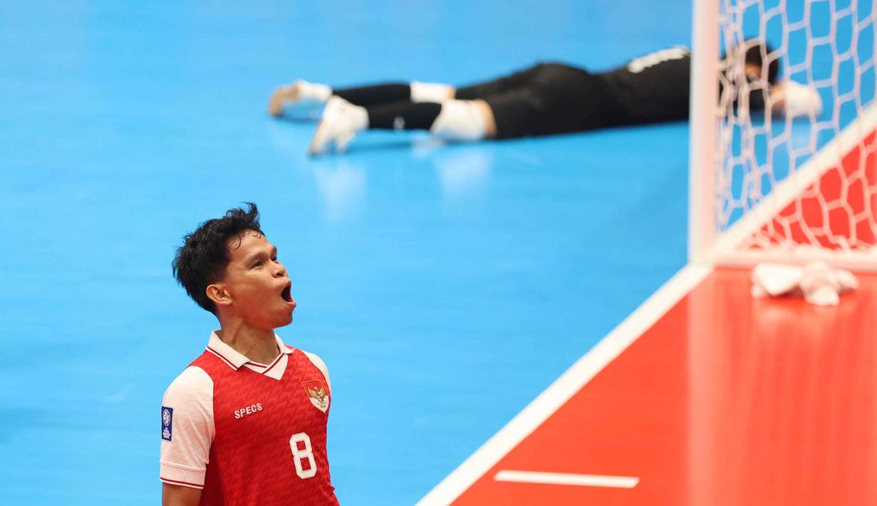 Pemain Timnas Futsal Indonesia, Ardiansyah Nur merayakan gol penentu kemenangan skuad Garuda atas Kirgistan pada laga kedua Grup A Piala Asia Futsal 2026, Kamis (29/1/2026) malam WIB. Timnas Futsal Indonesia memastikan diri lolos ke babak perempat final Piala Asia Futsal 2026. (Bola.com/M Iqbal Ichsan)