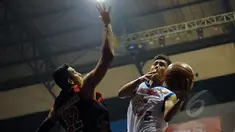 Pebasket Aspac Jakarta, Fandi Ramadhani (kiri) berusaha menghalangi gerakan pemain SM Britama, Hardianus di laga NBL Championship 2015 di Jakarta, Senin (4/5/2015). SM Britama unggul 59-53 atas Aspac Jakarta. (Liputan6.com/Helmi Fithriansyah)