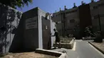 Seorang pria menyiapkan shelter bom di Ashdod, Israel selatan, setelah kota itu memerintahkan agar tempat perlindungan umum dibuka setelah rentetan roket ditembakkan ke kota pelabuhan selatan, Minggu (4/8/2024). (AP Photo/Tsafrir Abayov)