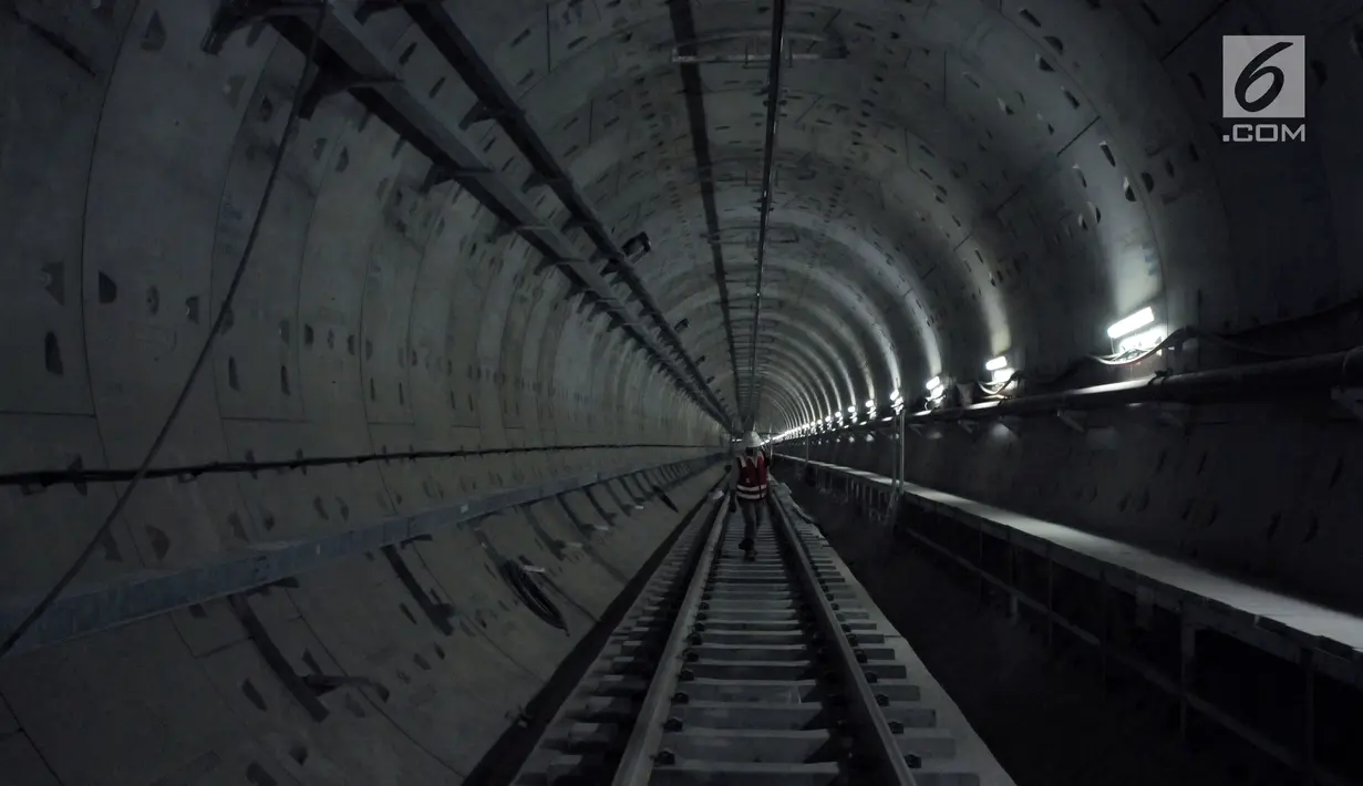 Pekerja mengecek kondisi rel kereta MRT di Stasiun Bundaran HI, Jakarta, Senin (25/6). Untuk diketahui proyek MRT Jakarta fase I adalah dari Stasiun Lebak Bulus hingga Bundaran HI. (Liputan6.com/Helmi Fithriansyah)