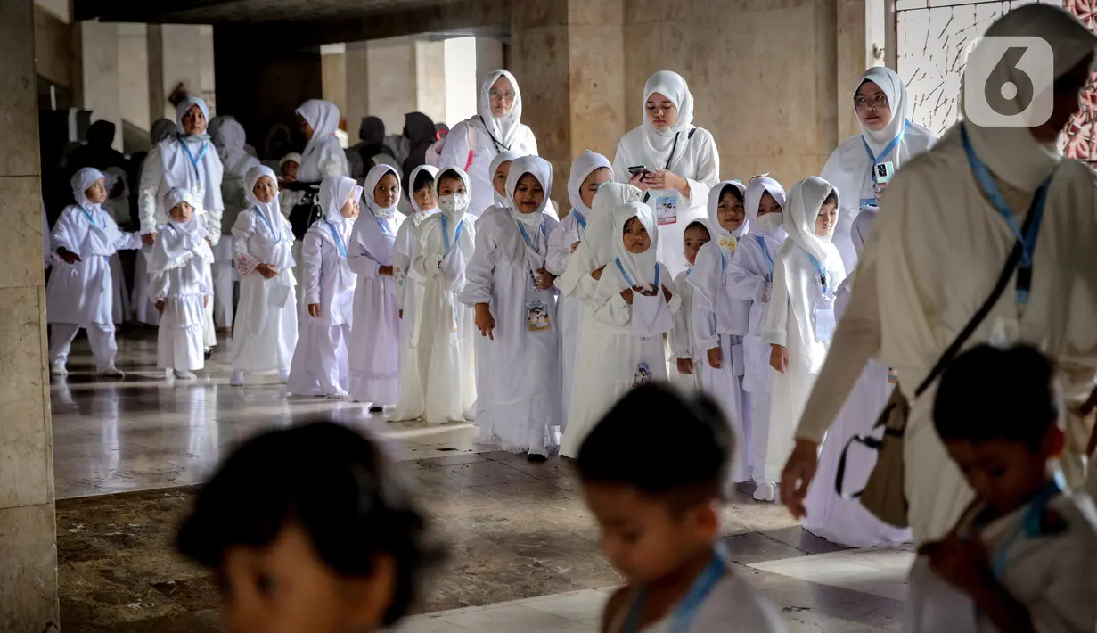 Murid TK jalan berbaris saat mengikuti edukasi manasik haji anak di Masjid At-Tin, Jakarta, Selasa (28/2/2023). Manasik haji yang diikuti puluhan murid TK se-Kecamatan Pasar Rebo tersebut dalam rangka mengenalkan rukun Islam kelima yakni ibadah haji serta tata cara melaksanakannya kepada anak sejak usia dini. (Liputan6.com/Faizal Fanani)