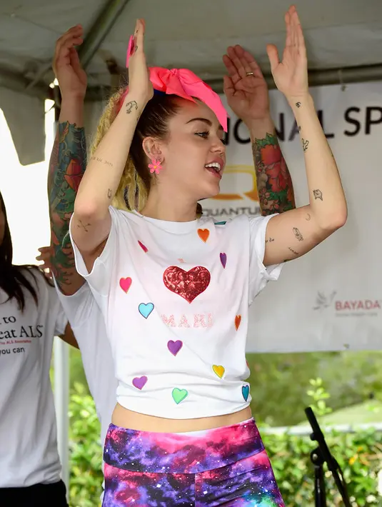 Selain itu, kekasih Liam Hemsworth ini juga mengatakan bahwa dirinya sangat ingin berpikiran yang jernih, terutama saat  ia berbicara. (AFP/Bintang.com)