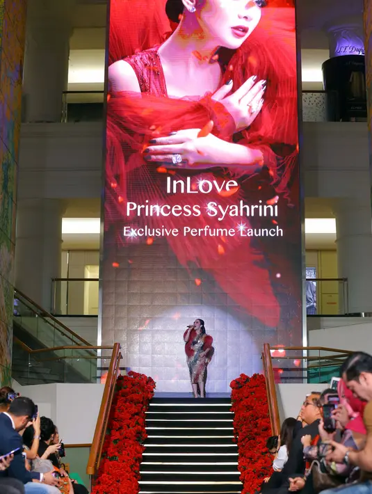 "Nggak, saya nggak merayakan. Cuma syukuran saja. Nggak ada tradisi tiup lilin juga, karena di dalam Islam nggak ada‎. Jadi seperti itu saja, potong kue dan makan sama-sama‎. Luar biasa banyak kado melimpah, alhamdulillah," ungkap(Nurwahyunan/Bintang.com)