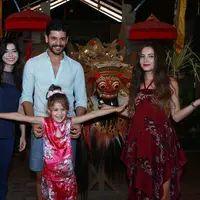 Foto para pemeran sinetron Elif berlibur ke Bali (Deki Prayoga/bintang.com)