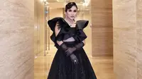 Gaun berwarna hitam yang digunakan oleh Ayu Ting Ting ini terlihat begitu mewah dengan detail yang cantik. Bahkan, dalam penampilannya, dirinya juga tampil menawan memakai perhiasan yang tampak begitu elegan.(Liputan6.com/IG/@ayutingting92)