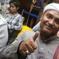 Sekjen Dewan Syuro DPD FPI DKI Jakarta Novel Bamukmin menyapa awak media di Sentra Pelayanan Kepolisian Terpadu (SPKT) Polda Metro Jaya, Jakarta, Kamis (5/1). Kedatangannya untuk melaporkan Ahok atas pencemaran nama baik. (Liputan6.com/Immanuel Antonius)